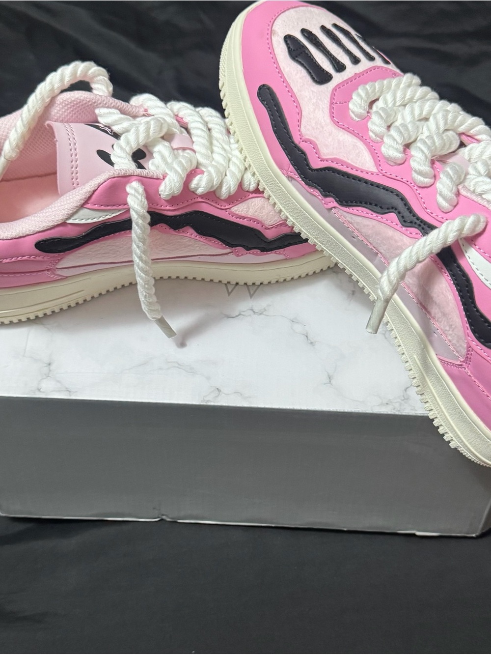 Men's Pink and Black Low-Top Sneakers - Fashion Rope Laces
